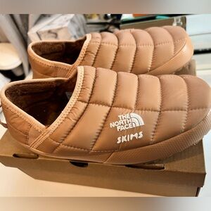 The North Face x Skims Quilted Slip-On - Taupe